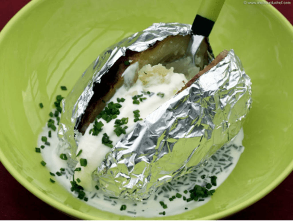 Pomme de terre au four avec crème et ciboulette